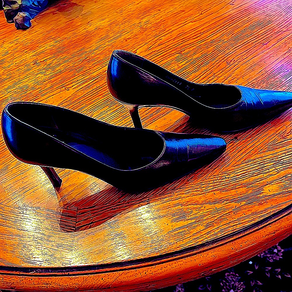 👠👠EUCClassic Style Stuart Weitzman Pointed toe Pump. Metallic dark Brown. 7.5B. - Picture 2 of 9